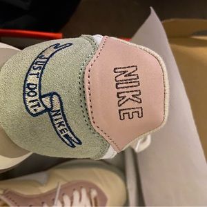 Women’s Nike Waffle Trainer 2 Cashmere. 8.5